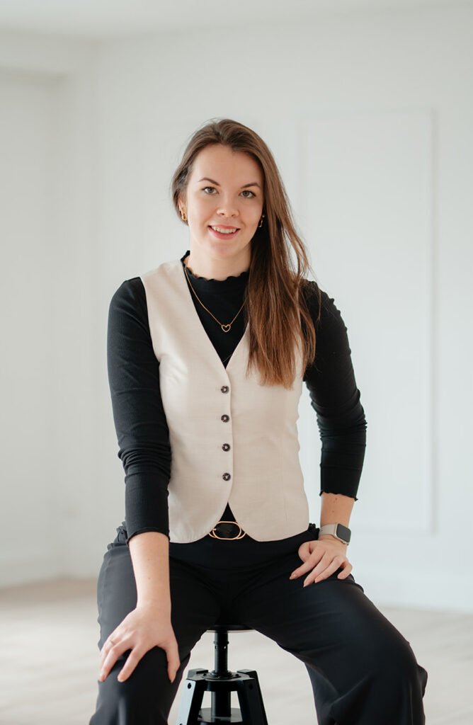 Authentisches Porträt von Selina Heiml, Expertin für Webdesign, Brand Design und Fotografie bei SoSally.