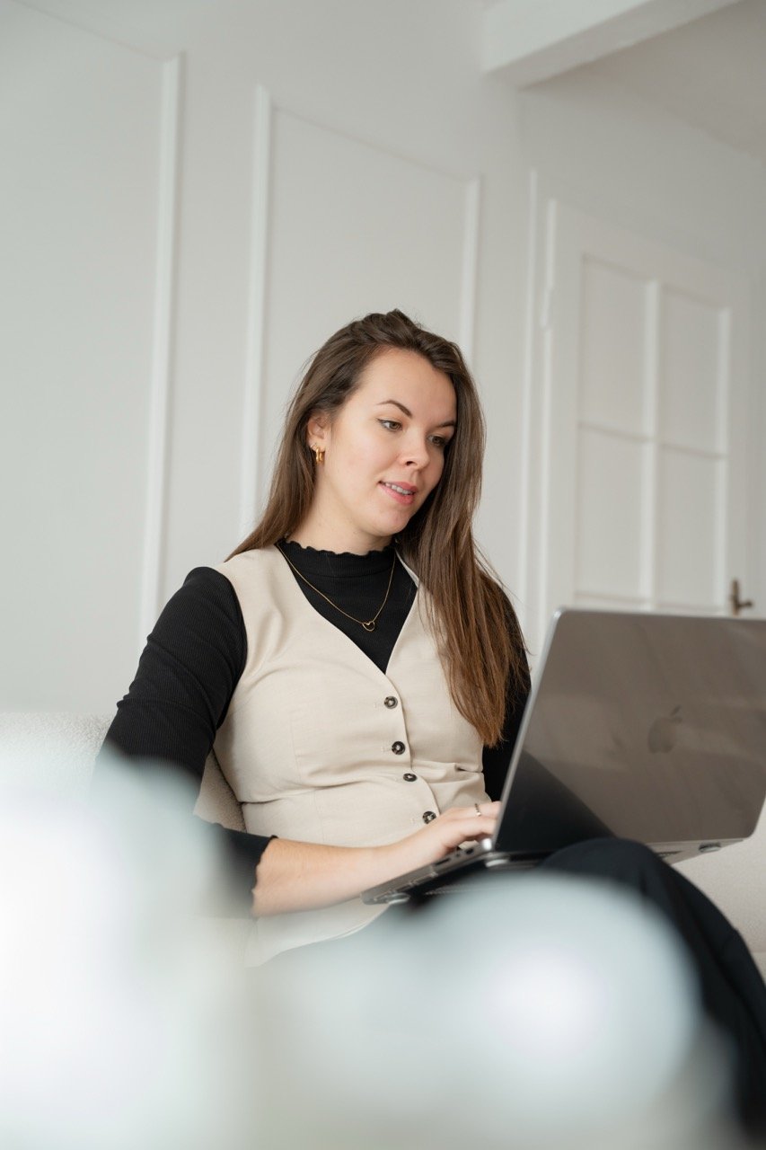 Authentisches Porträt von Selina Heiml, Expertin für Webdesign, Brand Design und Fotografie bei SoSally.