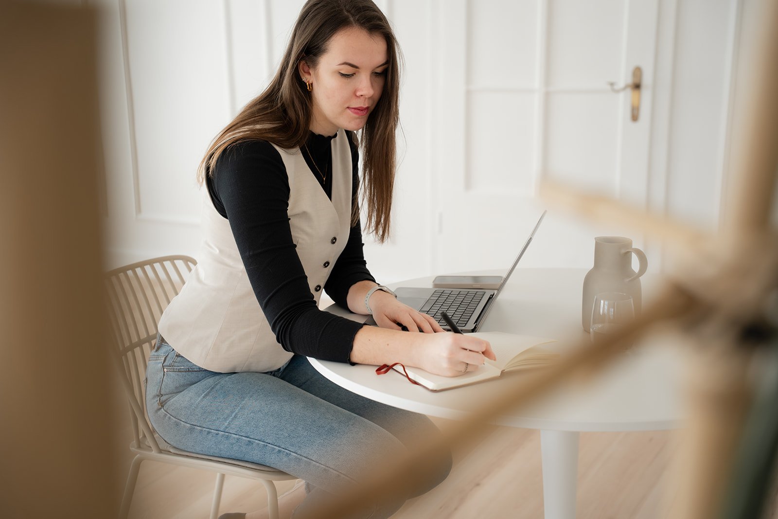 Die Webdesignerin Selina Heiml bei der Konzeption eines neuen Kundenprojekts am Laptop.