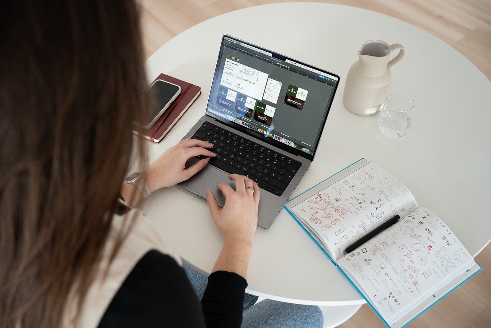 Die Brand Designerin Selina Heiml bei der Konzeption eines neuen Kundenprojekts am Laptop.